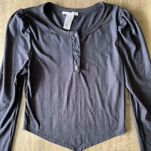 Black Long Sleeve Top with Triangle Cut - Picture 2 of 3